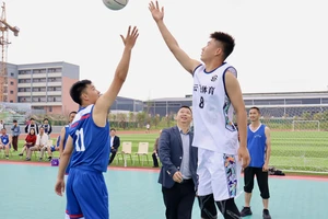 标题:借助科技设备优化篮球训练以获得荣誉:策略、方法与实践经验